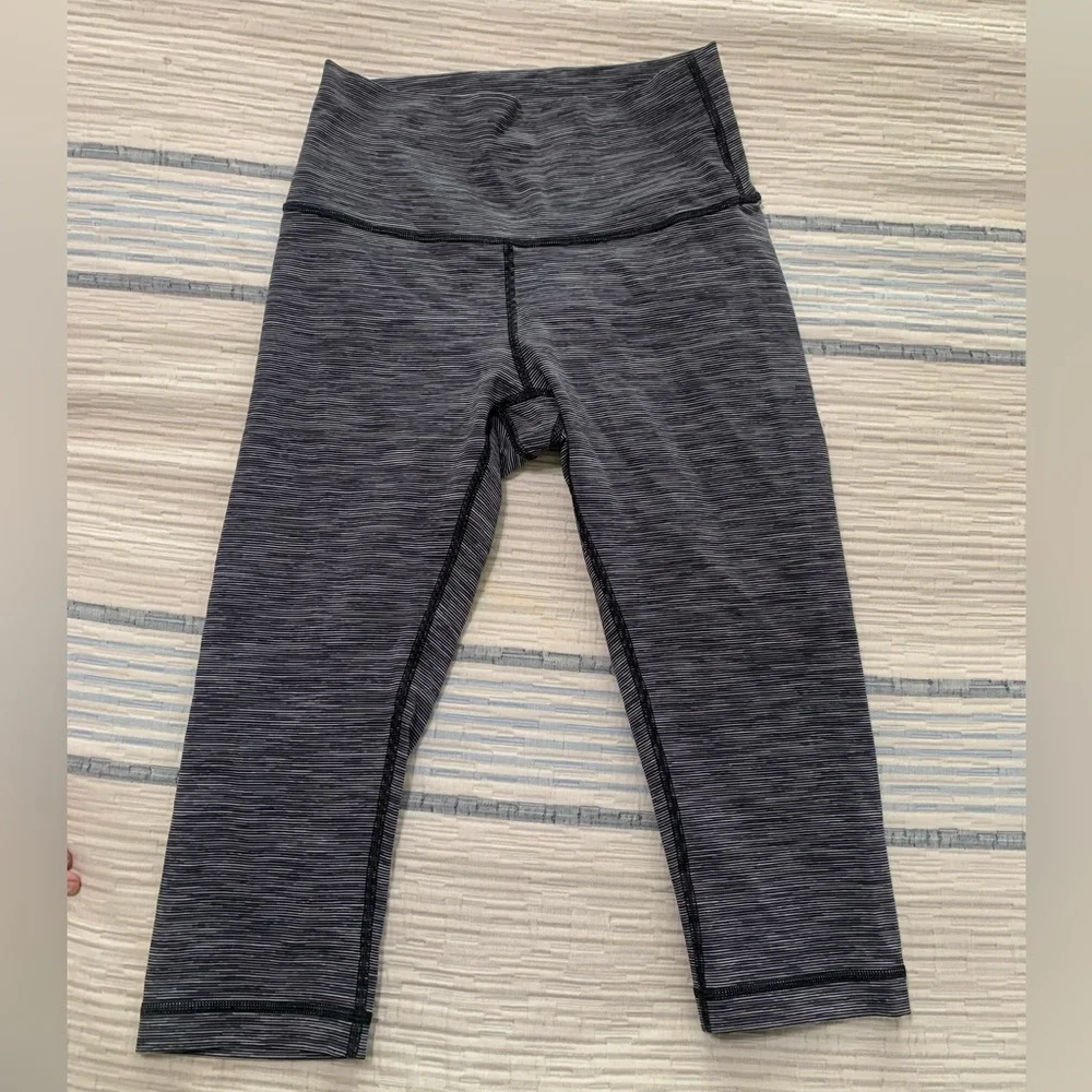 Lululemon Gray Capri with‎ inside pocket